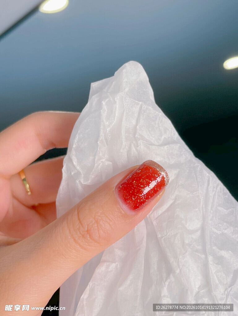手持纸巾红色美甲