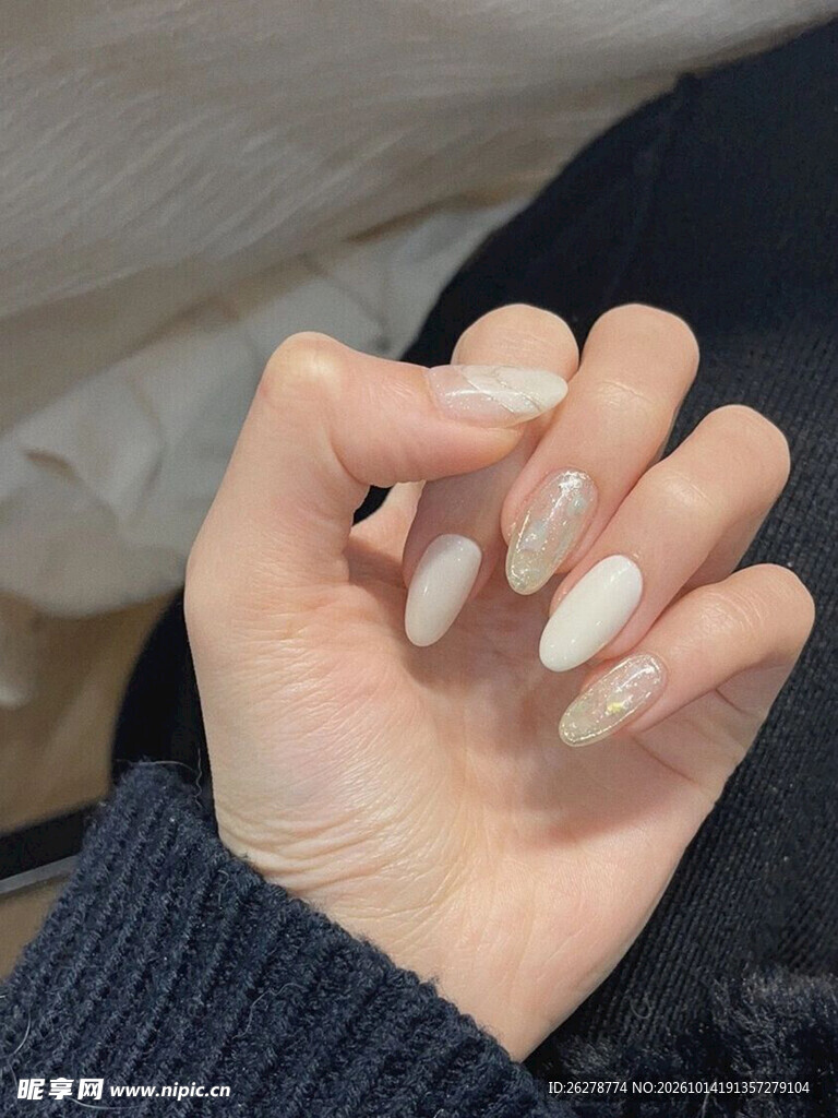 奶白纯色美甲手部展示