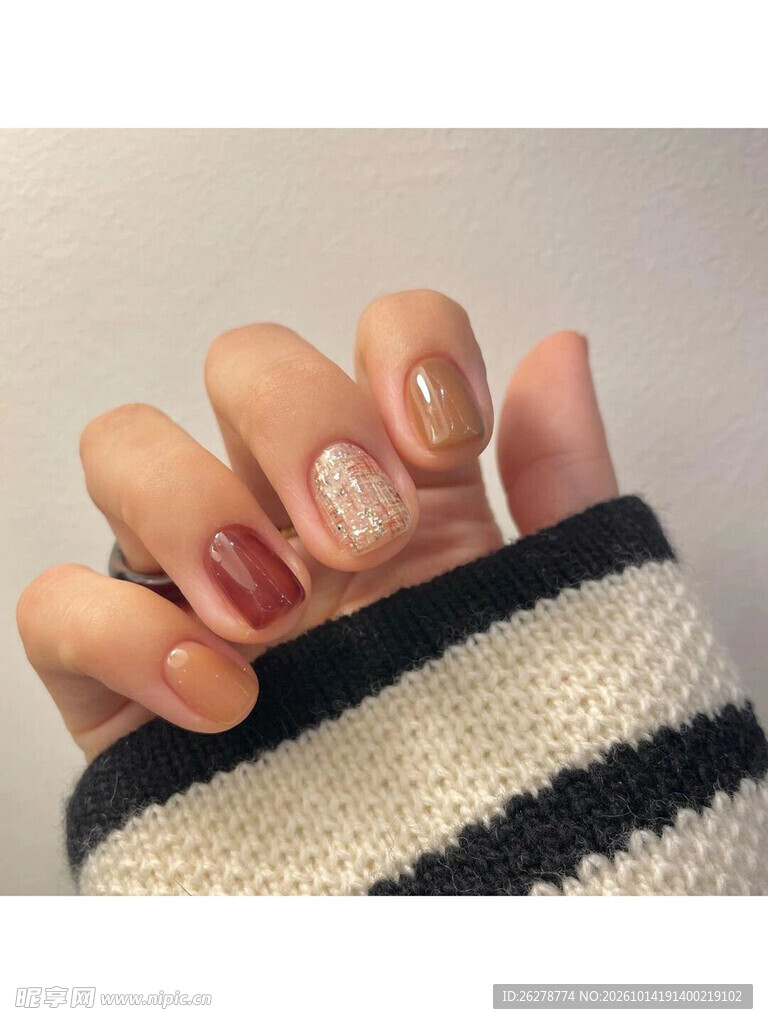 清新跳色美甲特写