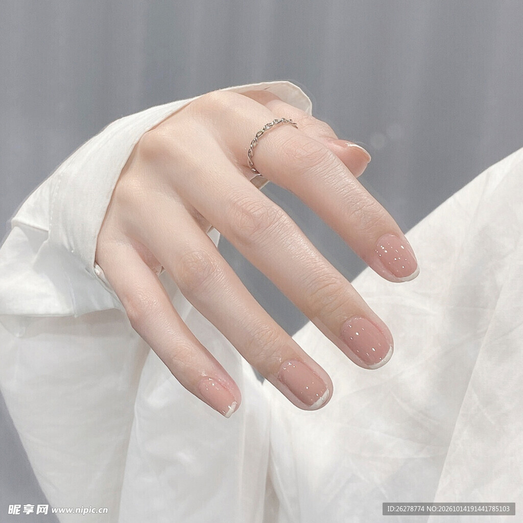 轻搭白衣的女性手部