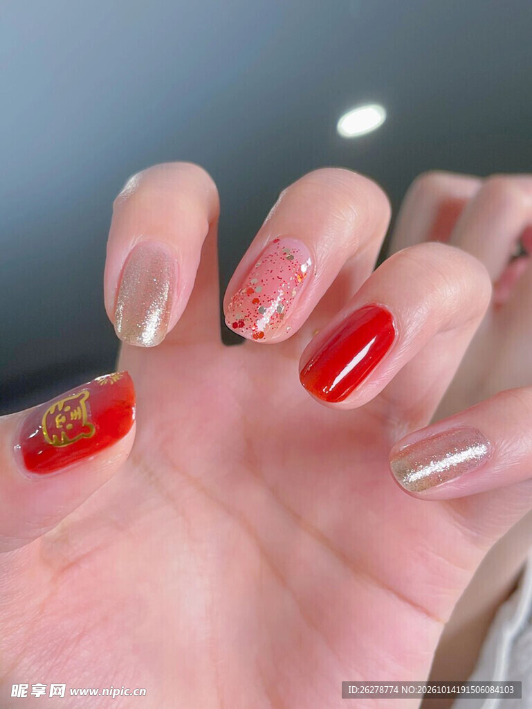 红金款时尚美甲特写