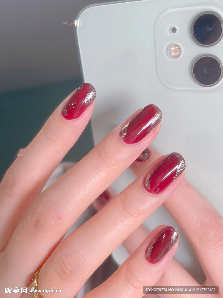 酒红色美甲特写