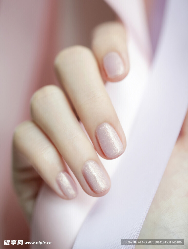 裸粉渐变美甲特写