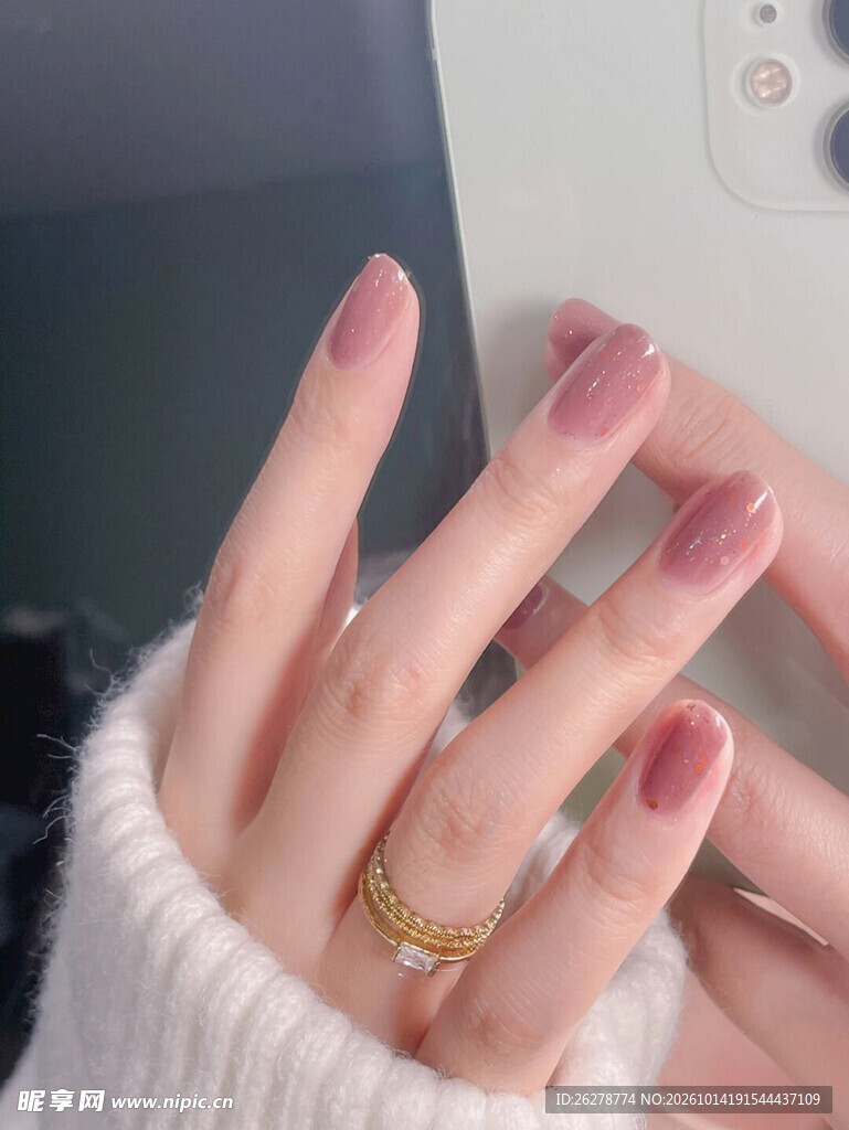 淡粉美甲手部特写