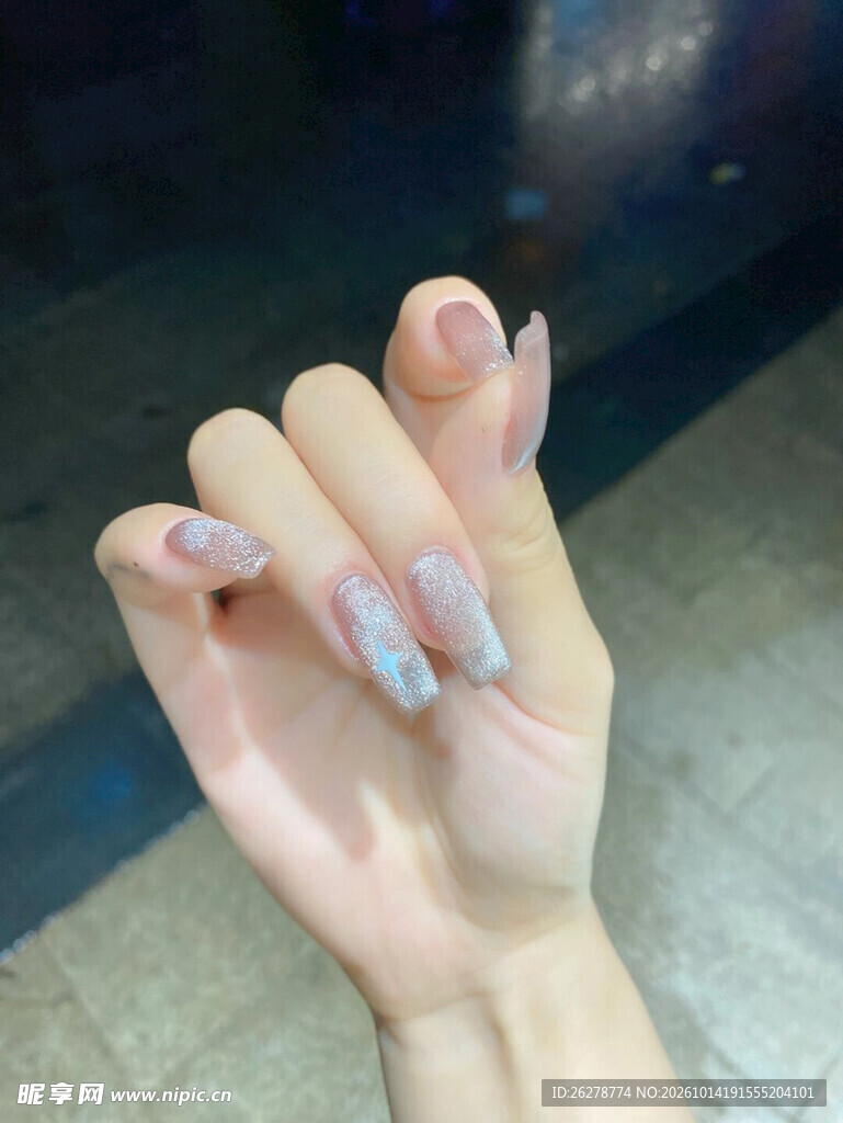 淡色晕染美甲展示