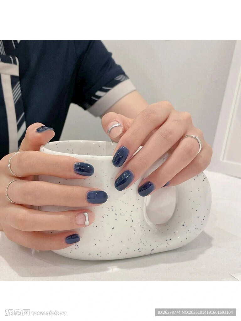 深蓝色显白美甲实拍