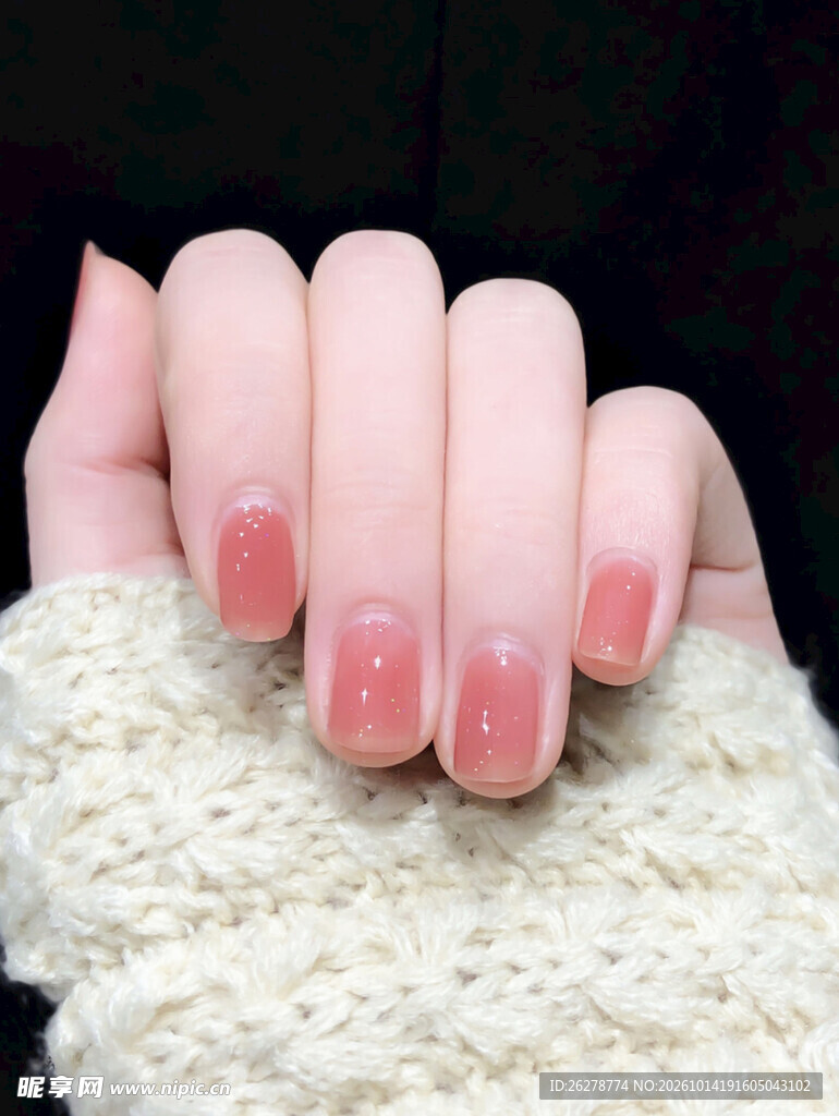 裸粉法式美甲特写