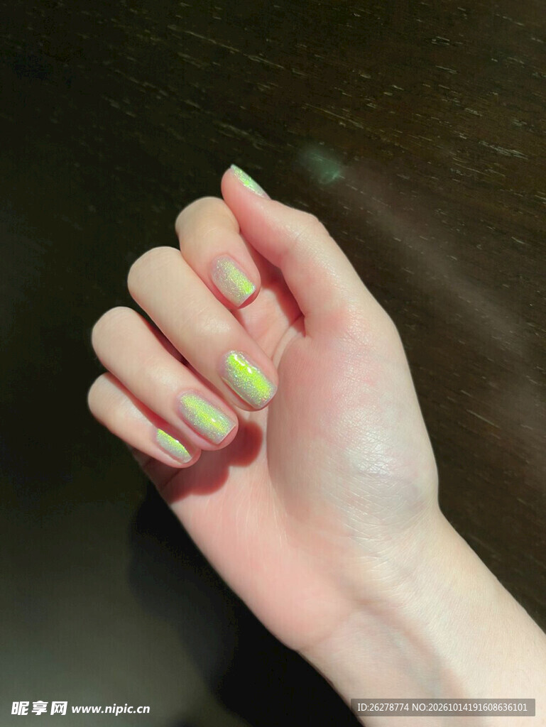 荧光美甲手部特写