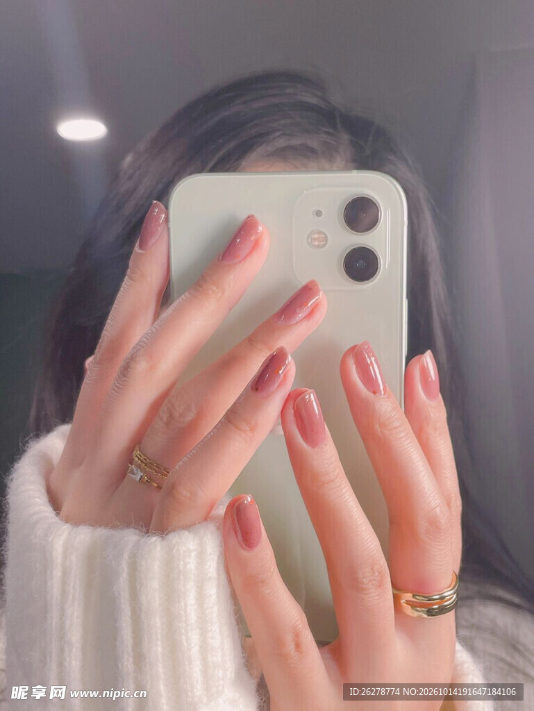 女生对镜自拍秀美甲