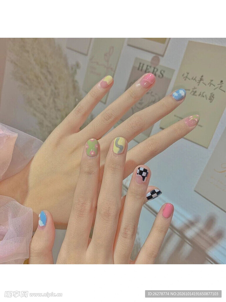 马卡龙风彩色美甲