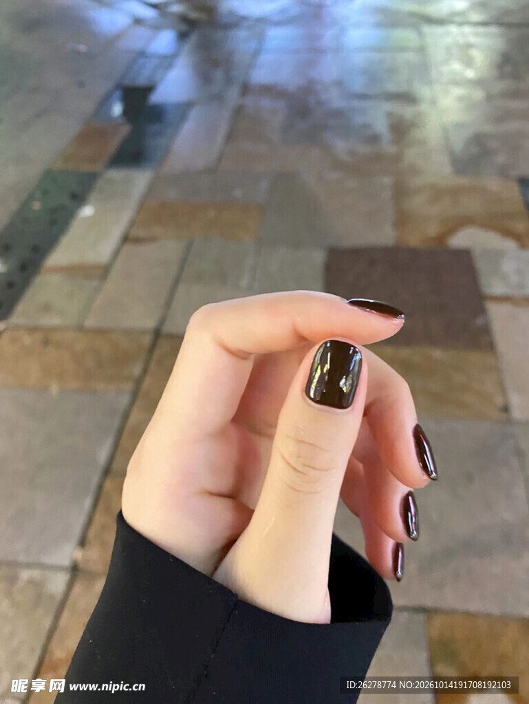 深色美甲手部特写