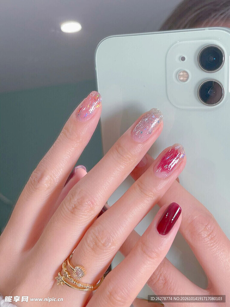 渐变美甲手部特写