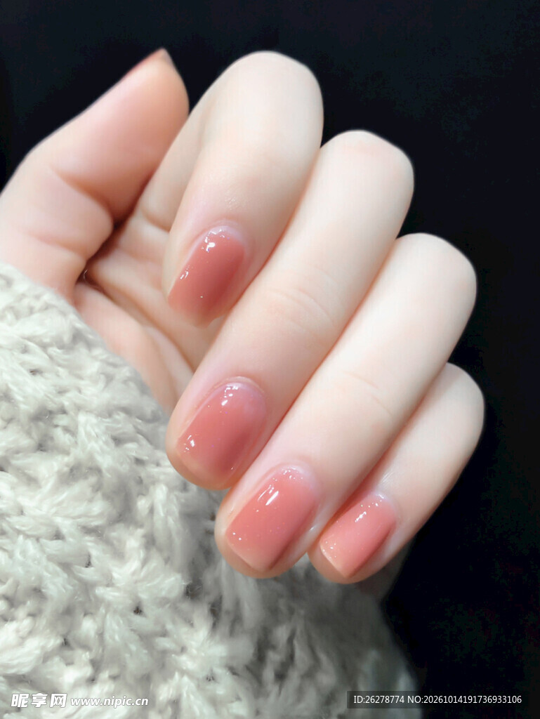 裸粉渐变美甲特写