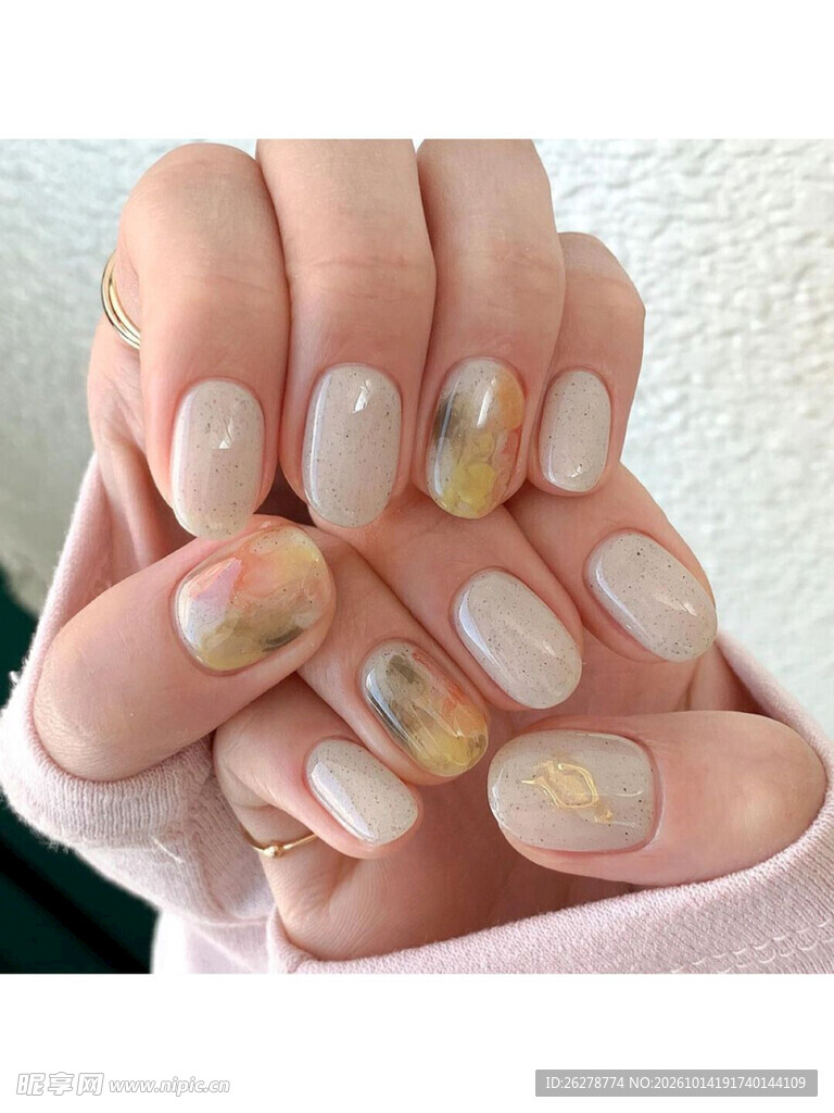 金箔裸色美甲款式