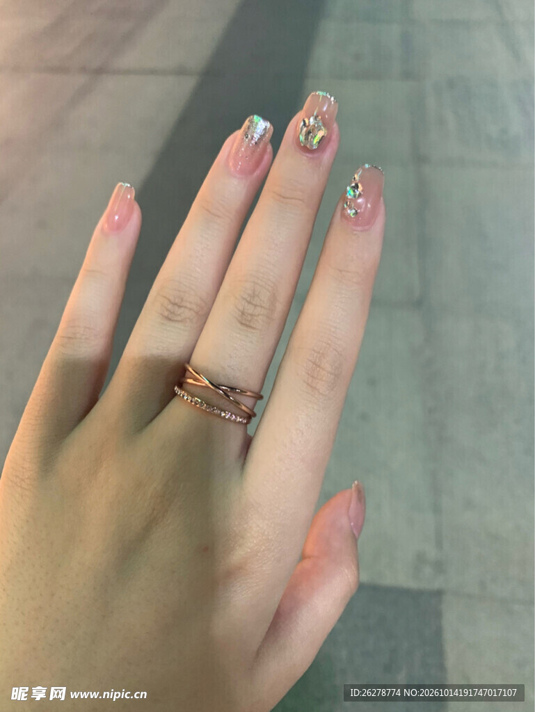 镶钻美甲手部特写