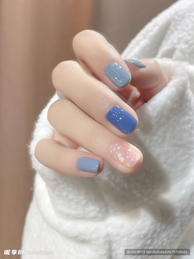 蓝色美甲手部特写