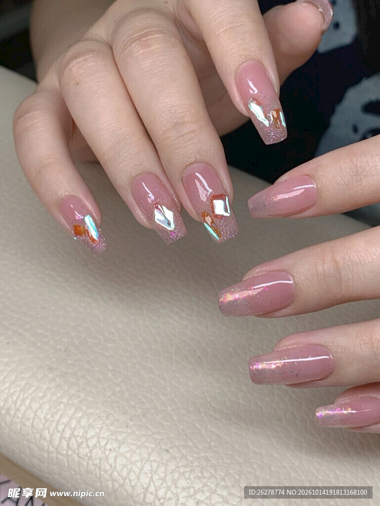 裸粉炫彩美甲展示