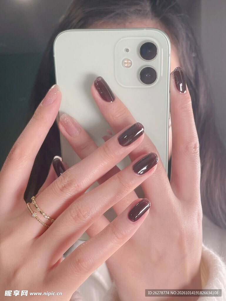酷黑美甲手持手机自拍