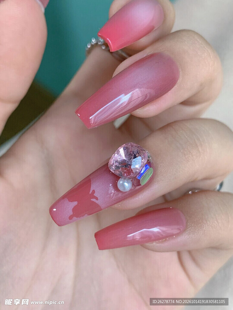 粉色镶钻长款美甲