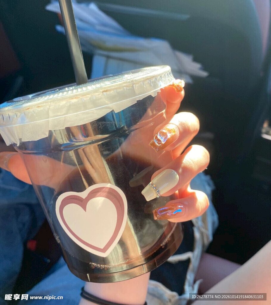 手持爱心贴纸饮品杯