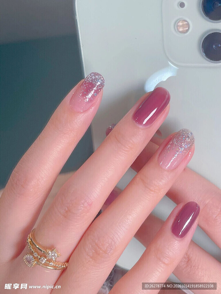 渐变玫红美甲特写