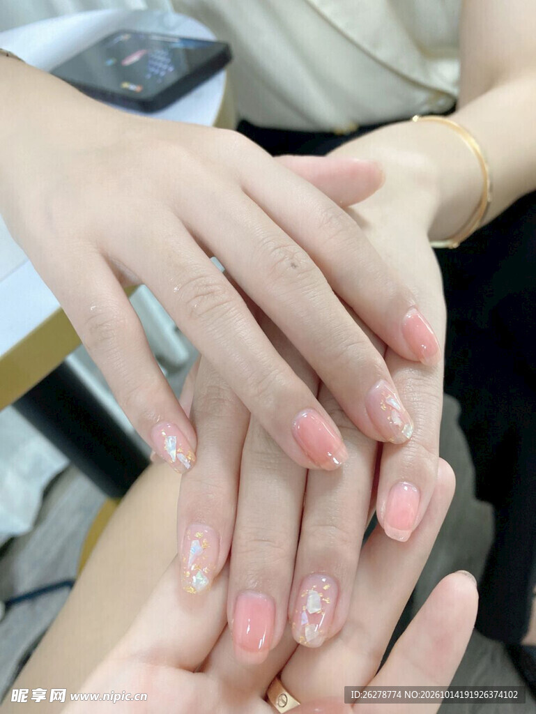 清新粉色美甲特写