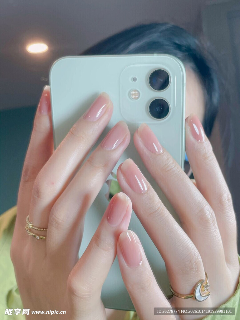 粉嫩美甲对镜自拍