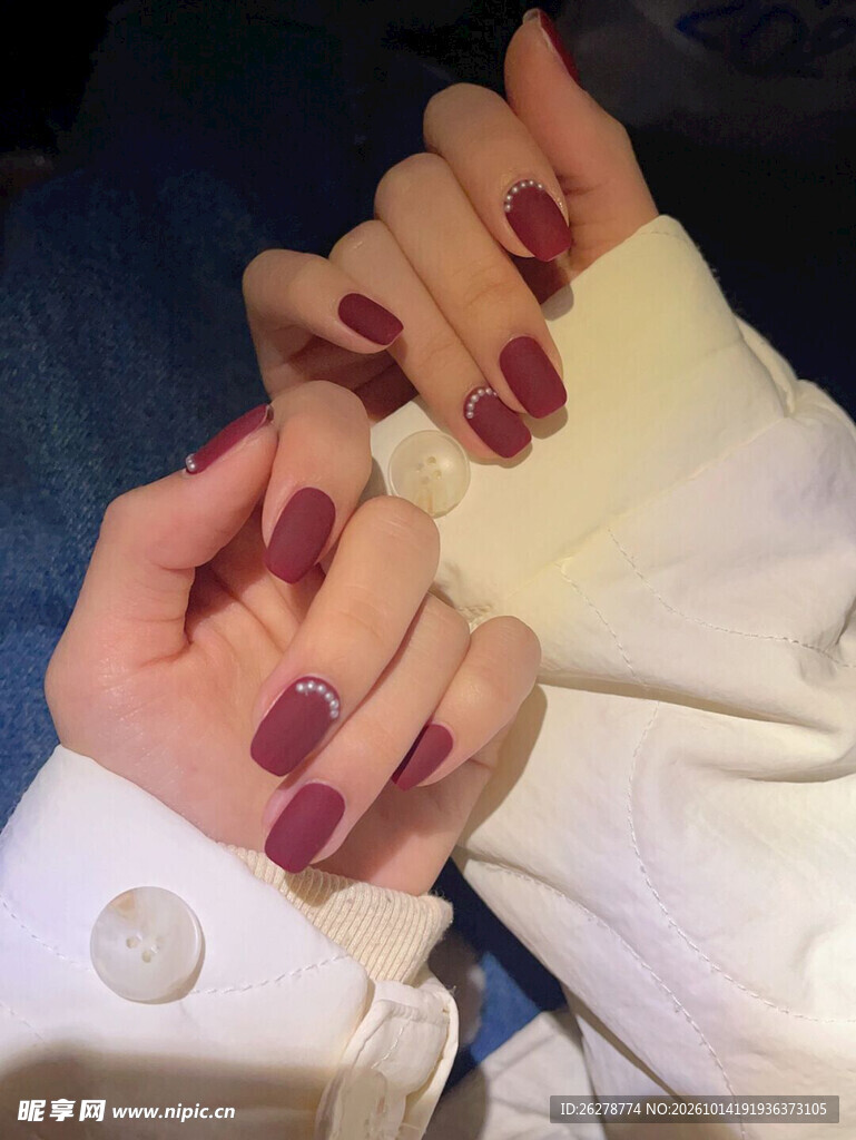 酒红色美甲手部特写