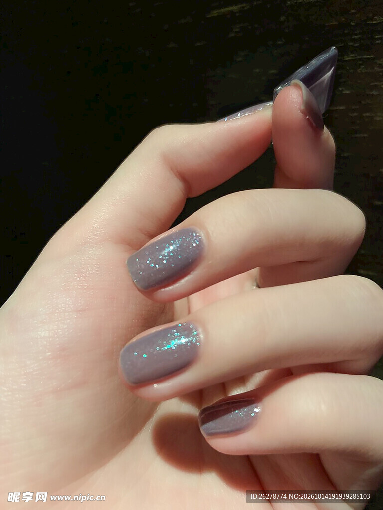 灰调闪粉美甲特写