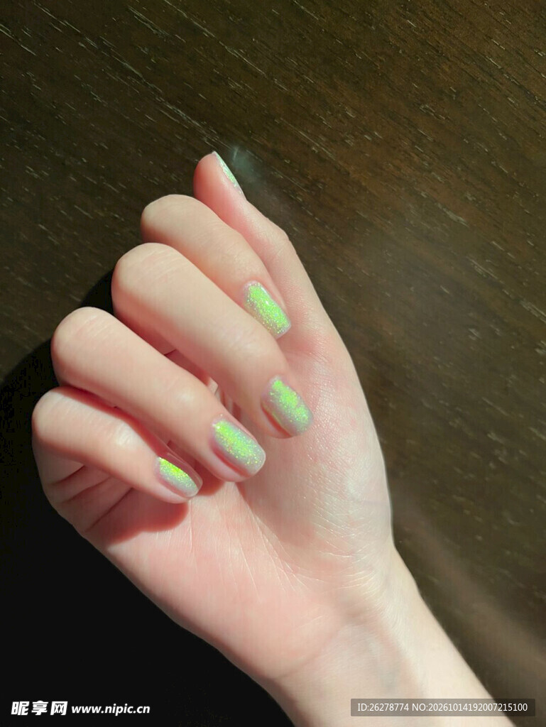 荧光绿美甲手部特写