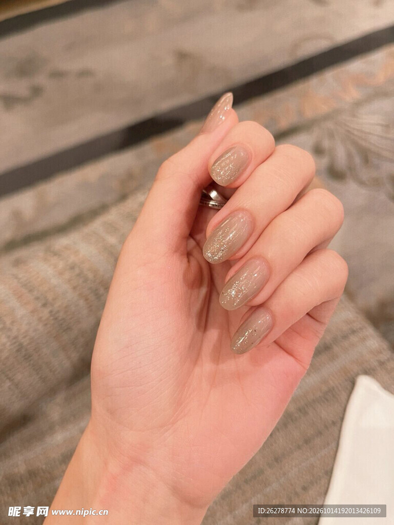 精致裸色美甲手部特写