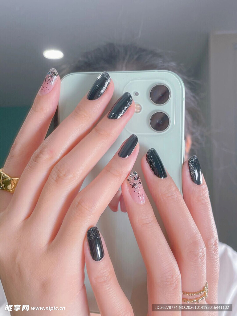 纯黑美甲手部特写