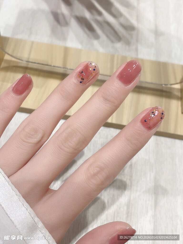 精致红调美甲展示