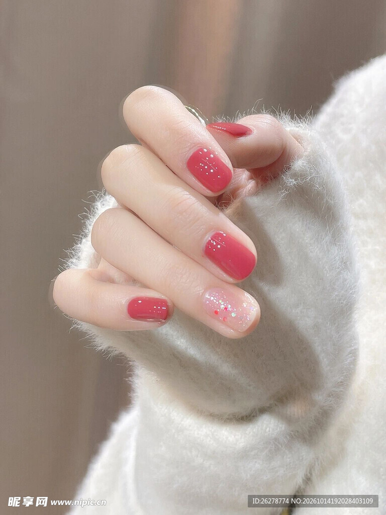 红色美甲手部特写