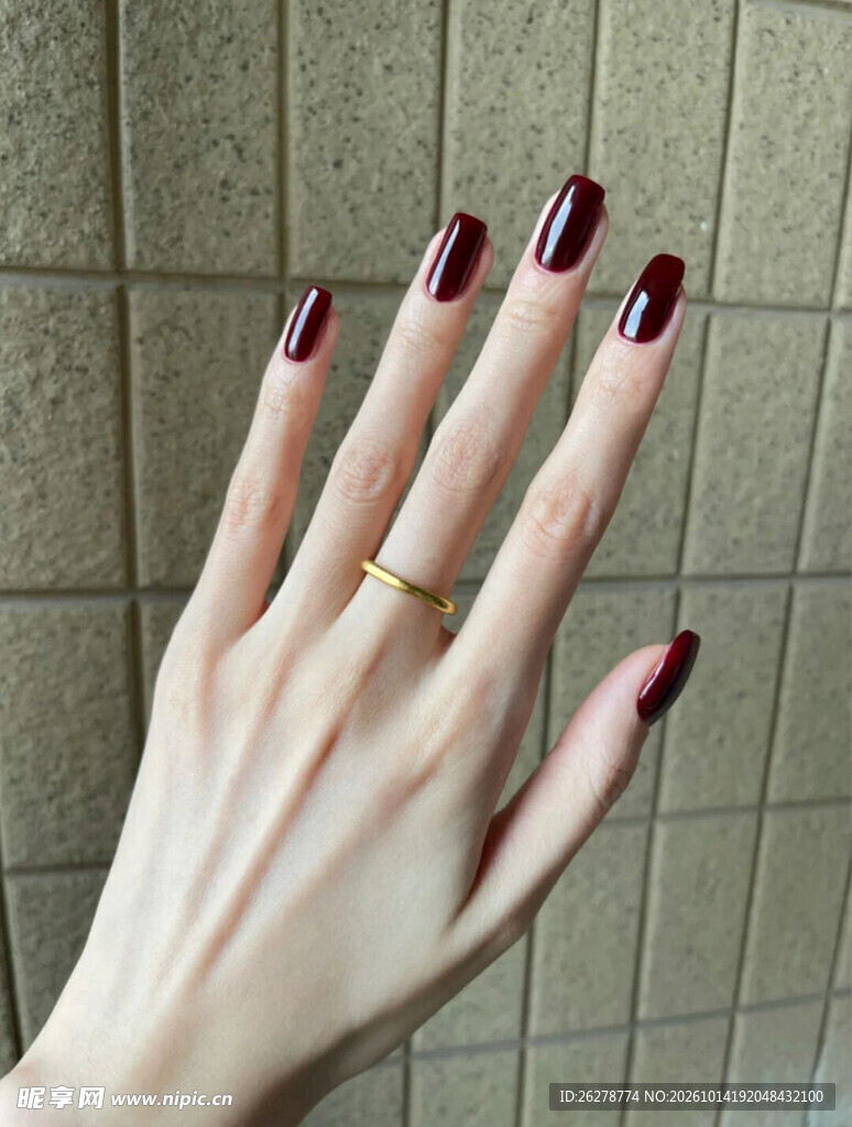 酒红美甲金戒手部特写