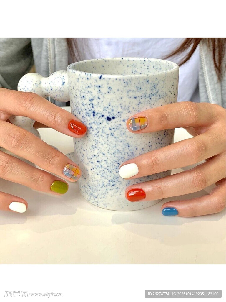 炫彩美甲双手握马克杯