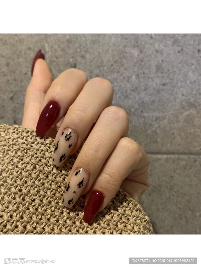 酒红豹纹美甲款式