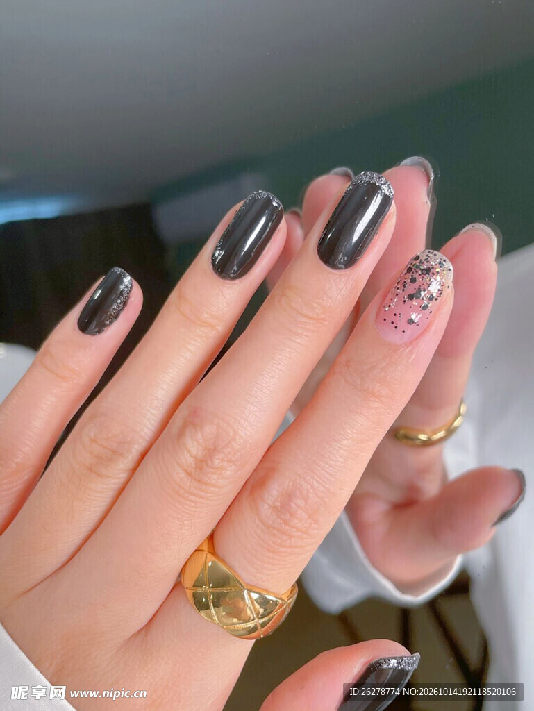 酷黑美甲金戒手部特写