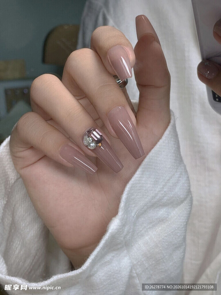 精致裸色镶钻美甲
