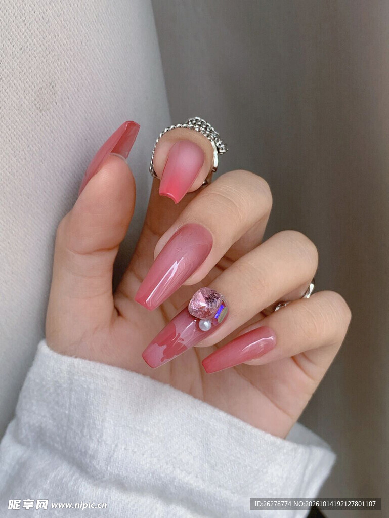 粉色闪钻美甲实拍