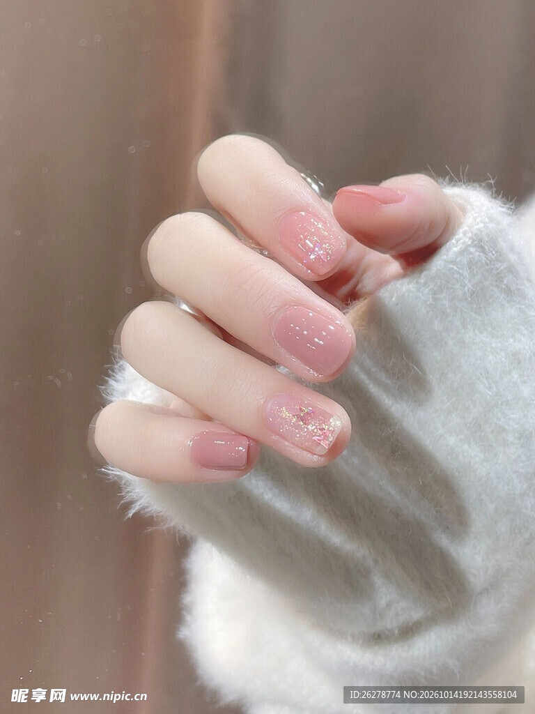 温柔粉渐变美甲