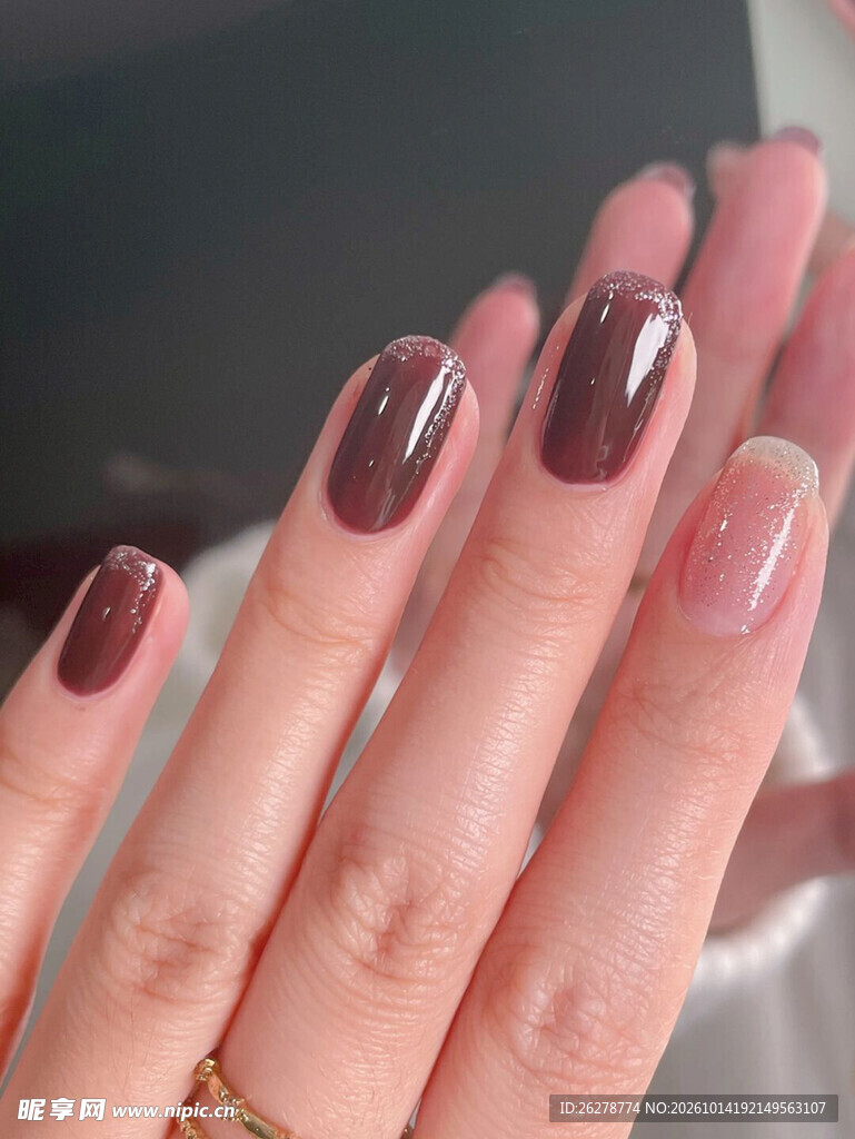 深酒红纯色美甲特写