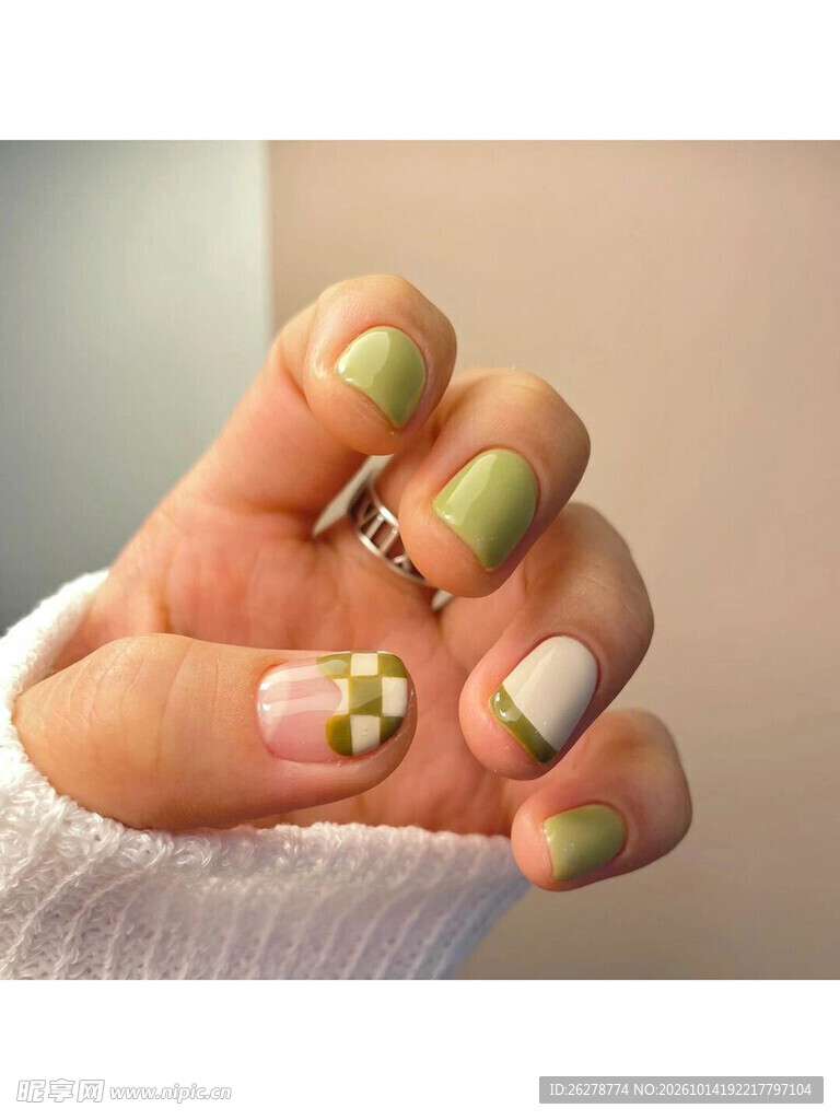 绿白拼色美甲特写