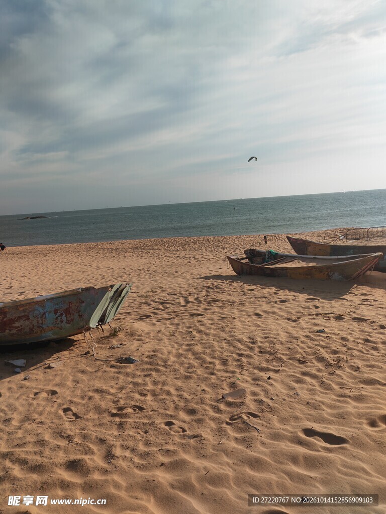 海滩上的渔船海景  红海湾