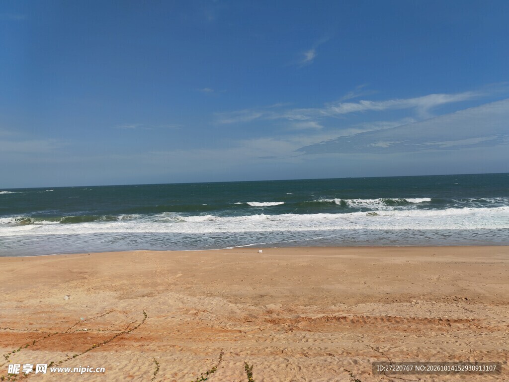 晴朗海岸沙滩风光 红海湾