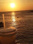 海边落日饮品休闲场景 红海湾