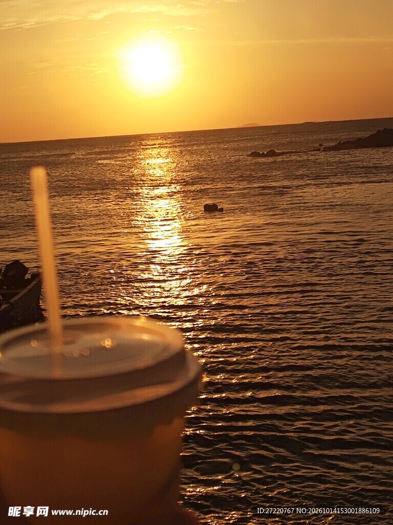 海边落日饮品休闲场景 红海湾
