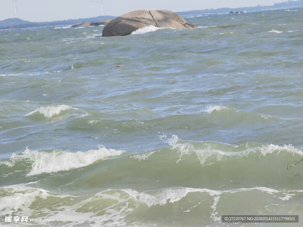 海浪中露出的礁石 红海湾