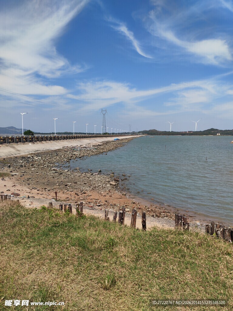 郊野湖岸晴日风光 红海湾