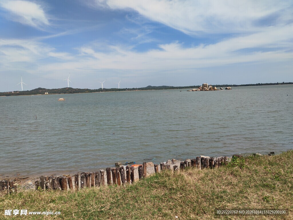 湖岸晴日自然风光 红海湾